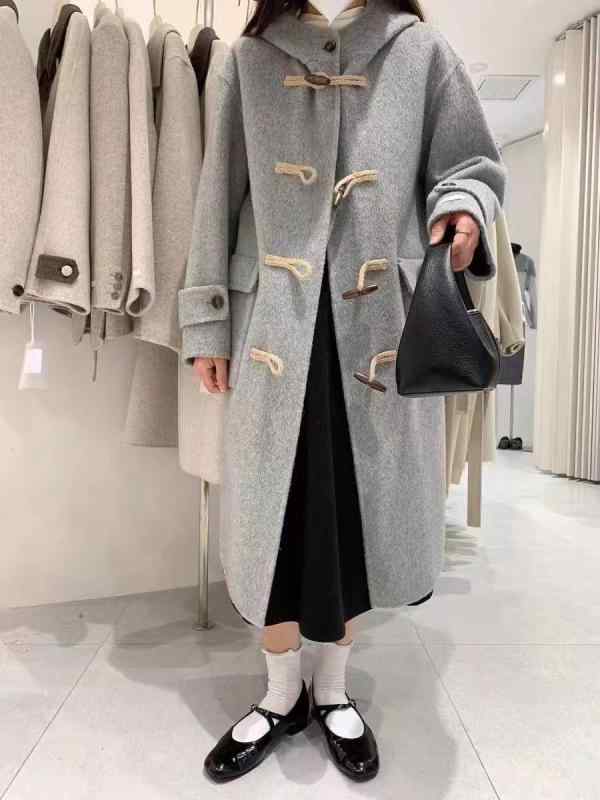 厚地の外套 レディース 秋冬 絨毛 毛・希 ロング厚地の外套 連帽 直筒型 ダブル前胸部 牛角釦 薄墨色 長袖 插肩袖 中厚 純色 衣嚢付き添い人 返り咲き風 か細い 生あたたかい 通い 普段使い走り 飛び切り感