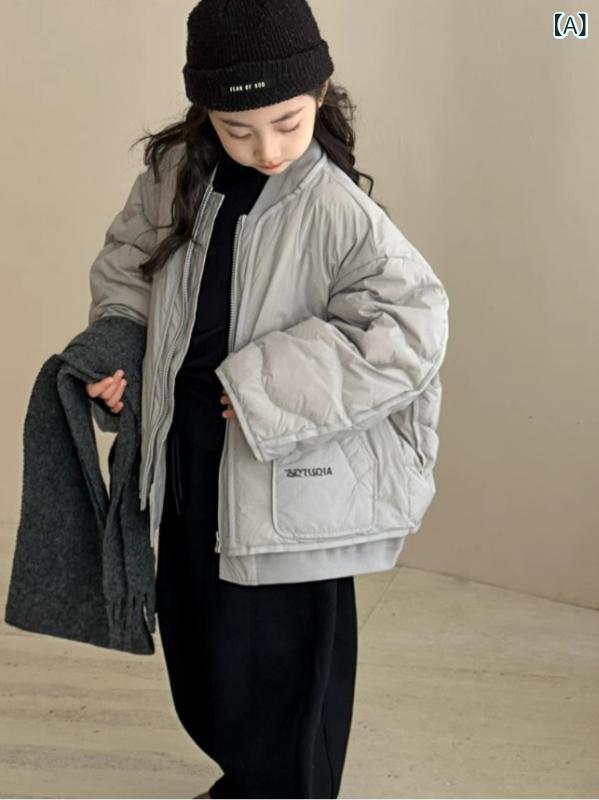 女児 キッズ ダウンジャケット 秋冬 羽?服 短丈 ロングスリーブ 野球領 棒球領 スタンドカラー 暖か 白?? ポリエステル 厚手 加厚 柔らかい フードレス 韓国風 ゆったり ルーズ シルエット 純色 無地 シルバーグレー ブラック かわいい プリン｜naruki