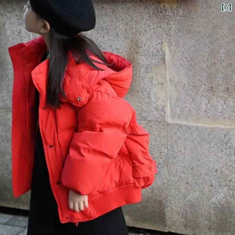 御嬢さん キッズ 落ち込む上衣 羽?服 冬 秋冬 赤 赤いこと 連帽 中長 ロング丈 長袖 広広とした影ぼうし ゆったり 朦朦たる 加厚 白鴨絨 高詰め直す率 延性のある ポリエステル 裏地 ファスナー 開衫 ジレー お姫様 好いたらしい 韓国風 ハンガリー共和国 ルーラル地域 潮 シ