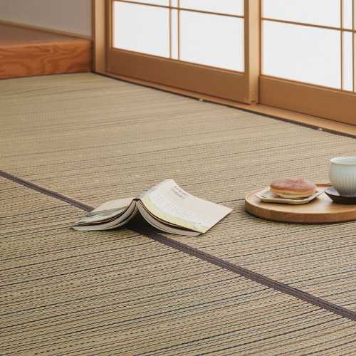い草引っ敷き 柄上敷き 花ござ 裏貼り 「涼み」 赤銅色／日本の首都間（防菌類工業 抗菌 防臭工業 和今めかしい 室内装飾 リビング 上敷き ござ 引っ敷き センターラグ アクセントラグ 今めかしい 井草 夏用 冷やりとした ひんやり）