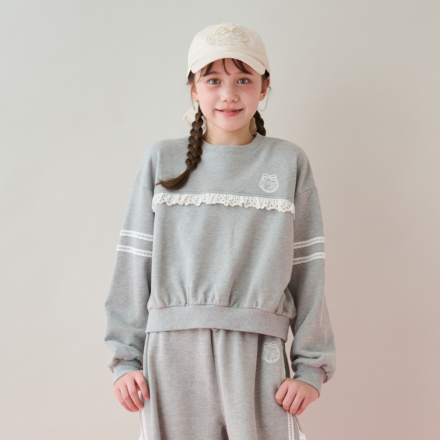 メゾピアノ スウィーツ裾スカラップトレーナー　130 メゾピアノ(mezzo piano)遊園地刺しゅう 裾スカラップ