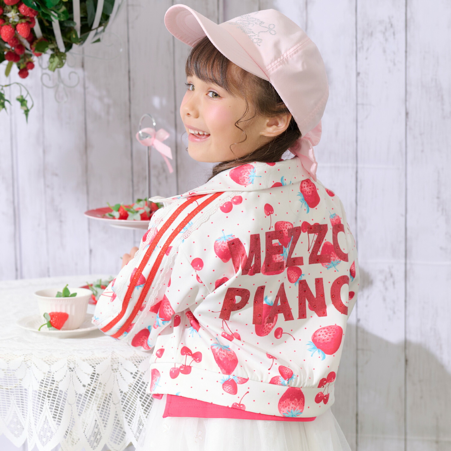 メゾピアノ(mezzo piano)オランダ苺桜んぼう柄 袖レースラインジャージ