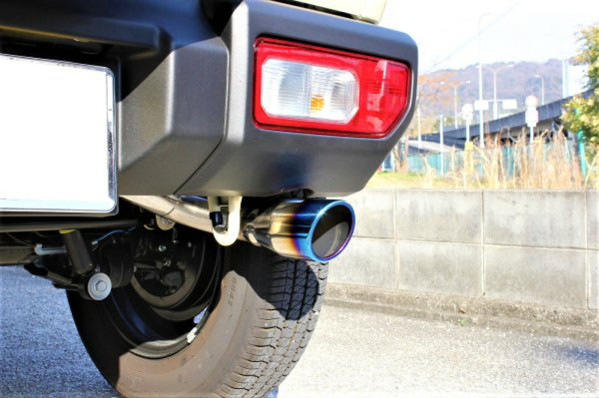 【国内メーカー Bluefin】 スズキ ジムニー (3BA-JB64W 3BA-JB74W) 純正バンパー対応 ノーマルバンパー対応 Type02 ステンレス １本出し マフラー ブルー カーパーツ 自動車 パーツ アクセサリー カスタム 車用品 JB64 JB74 ブルーフィン Made in Japan 日本製 国産｜Nattyworks店