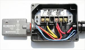 充放電コントローラー MORNINGSTAR SUNKEEPER SK-6［正規品／日本語の説明書付き／無料保証２年(電池を除く)］