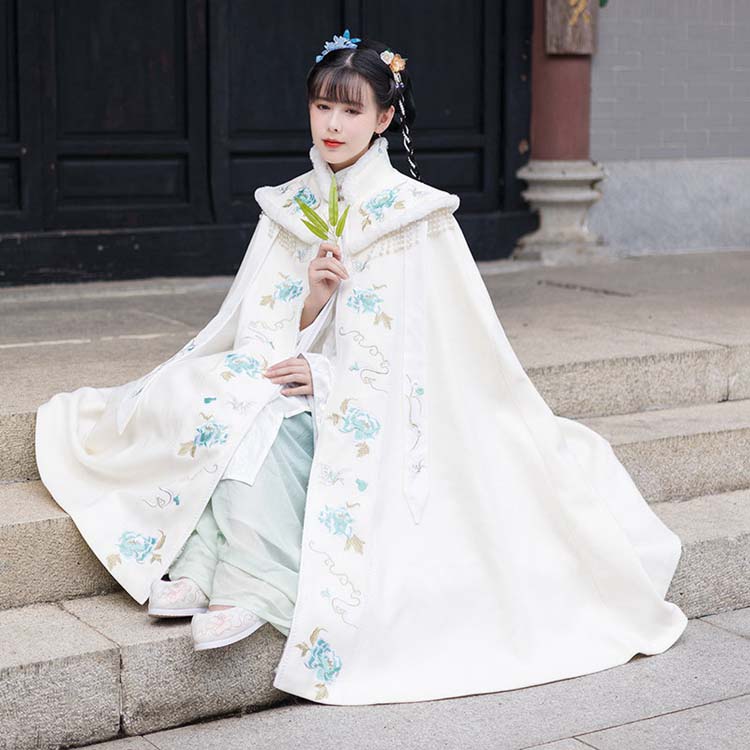 送料無料 マント羽織 レディース 中華服 マント ロング丈 ミモレ丈 冬向き 漢服 唐装 かわいい チャイナ服 中華 コスプレ 衣装 華流 青花 刺繍 エスニック パール フリンジ 飾り 古代中国 仮装 変装 撮影衣装 ロング ファー 綿入り コート コスチューム