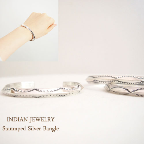 【INDIAN JEWELRY】インディアン ジュエリー NAVAJO ナバホ スタンプワーク　シルバーバングル