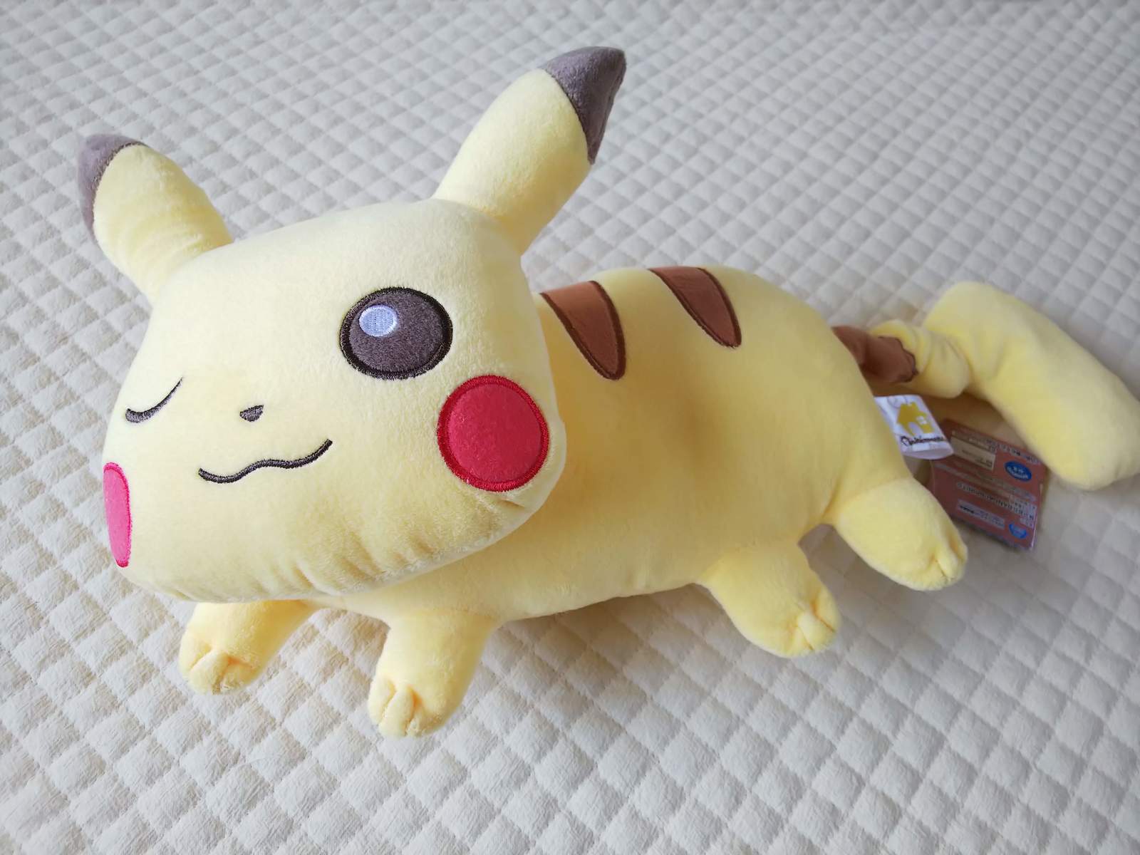楽天市場 Pokemonlife With Pikachu ピカチュウいやされ枕 全2種類 ポケモン クッション ねこのて考房