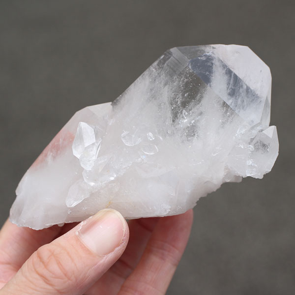 水晶クラスター　パワーストーン原石　置物 1.3Kg 水晶 クラスター 原石 台座付属 一点物 送料無料 182-8382