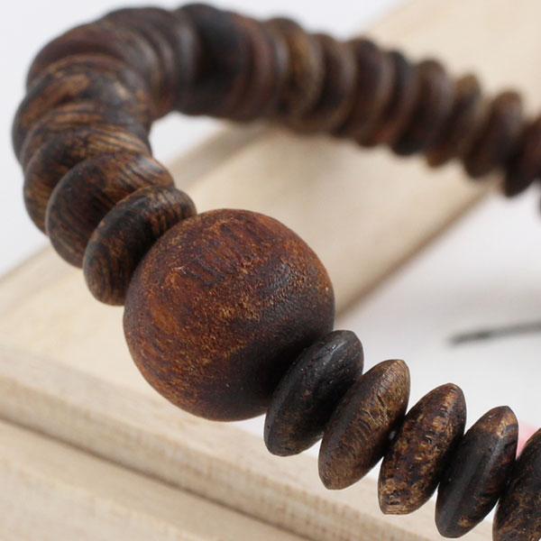 楽天市場】沈香 数珠ブレスレット 尺四玉（約8×9ミリ） 桐箱入り