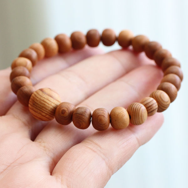 白檀手彫り目入り彫物 楽天市場】七福神彫り ブレスレット 白檀（インド産）【七福神