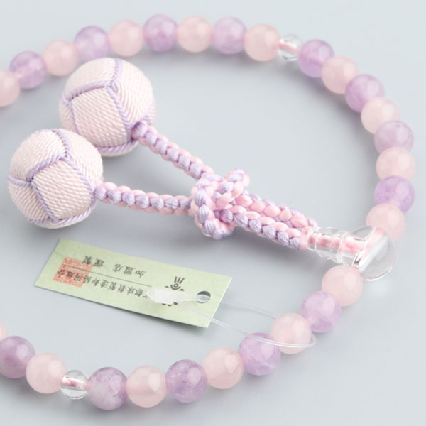 数珠 女性用 約7ミリ ローズクォーツ 藤雲石 交互 本水晶 正絹2色梵天房【略式数珠 京念珠 京都 紫雲石 紅水晶 ラベンダーアメジスト 宗派共通 葬儀 法要 かわいい 贈り物 7mm パープル ピンク マイ数珠 RM JIM 2000200303305】【数珠袋付き】【送料無料】｜京都の数珠販売専門店　はな花