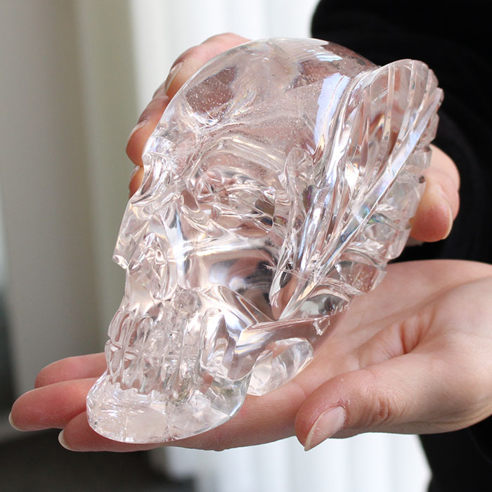 【現品お届け！】レムリアン水晶 リーフスカル カービング 約951g【パワーストーンのある暮らし 天然石 原石 ドクロ 髑髏 骸骨 クリスタル 置物 インテリア 彫り 彫刻 4月の誕生石 浄化 魔除け 秘蔵コレクション GIM 2000900804515】【MY25K TA63 DN】【送料無料】