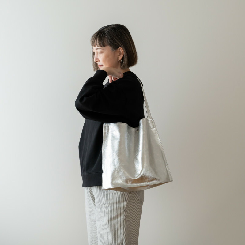 blancle 日本製 本革 フラットまち ワンハンドルバッグ トープ / ブラック / シルバー イタリア製シュリンクレザー / メタリックレザー ブランクレ バッグ カバン 鞄 ショルダーバッグ A4 牛革 レザー 黒 茶 銀 シンプル カジュアル モダン おしゃれ nest