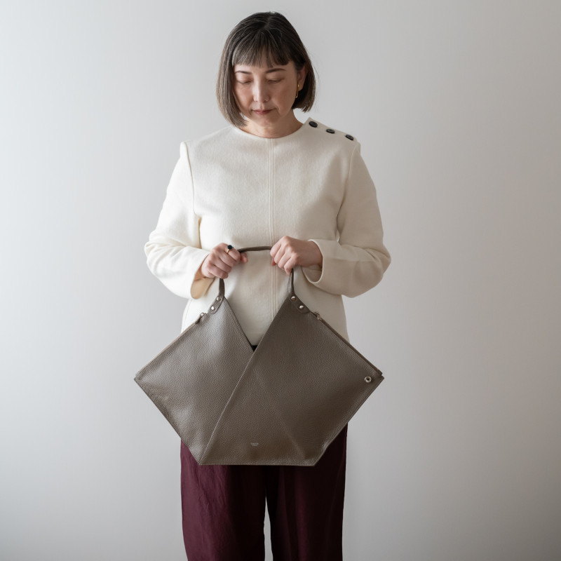 blancle 日本製 本革 2-way ラップ フラット トートバッグ トープ / ブラック / シルバー イタリア製シュリンクレザー / メタリックレザー ブランクレ バッグ カバン 鞄 トート ショルダーバッグ 牛革 レザー 黒 茶 銀 シンプル カジュアル モダン おしゃれ nest｜nest 北欧モダンなインテリア雑貨
