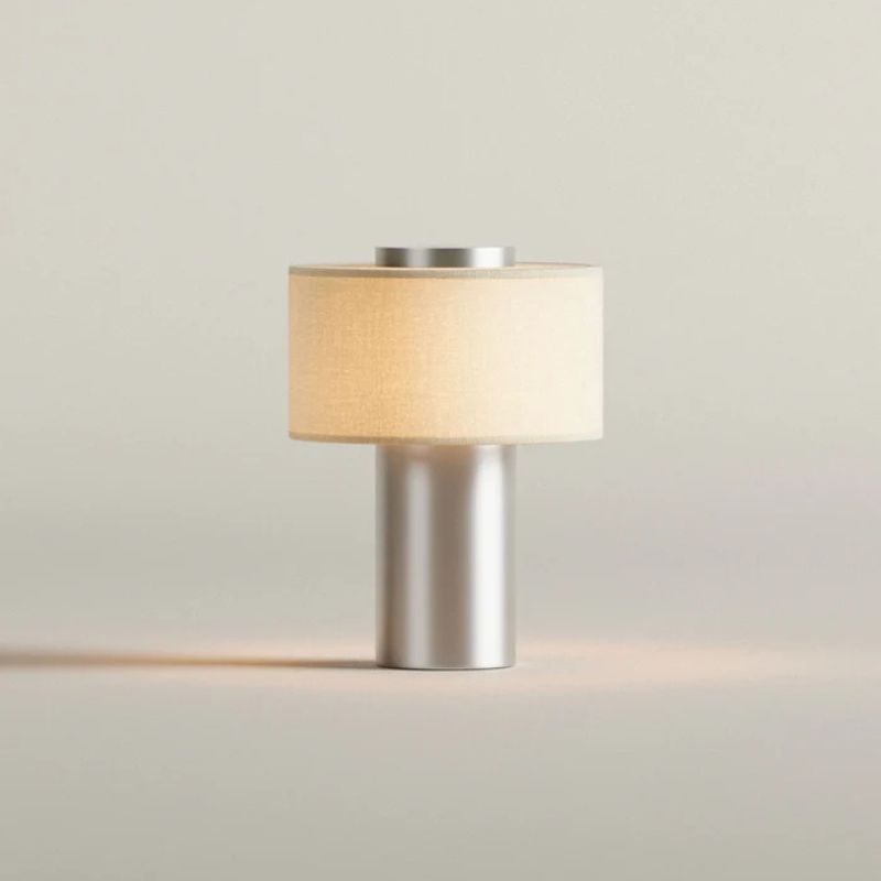 Blossholm Aurie 携帯型 照明ランプ 繻子 軽銀 × リネン 申し受ける式 コードレス LED φ17.5 x H24 糎 ブロスホルム 北欧 デンマーク王国 照明装置 ともし火 持ちはこび しろがね色 卓上 早見表照明ランプ 今めかしい 外国で室内装飾