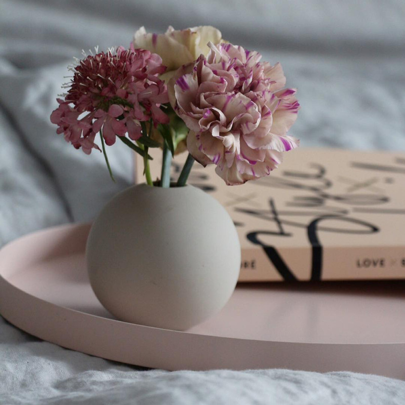 【楽天市場】Cooee Design 花瓶 ボール フラワーベース 10cm サンド ベージュ おしゃれ 陶器 一輪挿し 北欧 モダン
