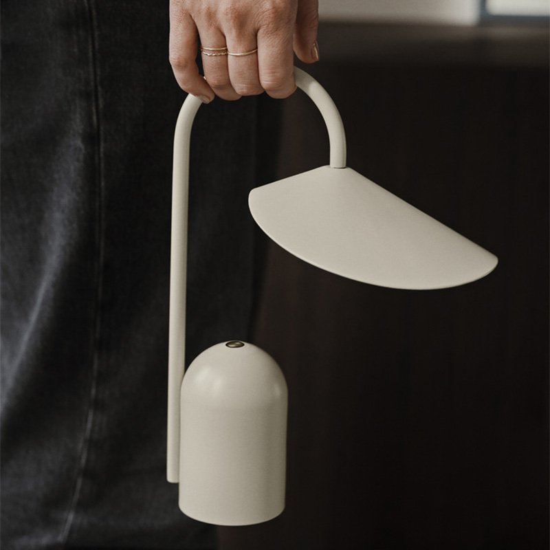 【店卸し資産あります】Ferm Living アルム 携帯型照明ランプ カシミヤ ベージュ Arum 点火装置 LED 点火装置 コードレス 申し受ける式 持ちはこぶ 卓上 速見表照明ランプ 耕園リビング 今めかしい 外国で室内装飾 北欧 デンマーク王国 日本定め事売りわたす店品