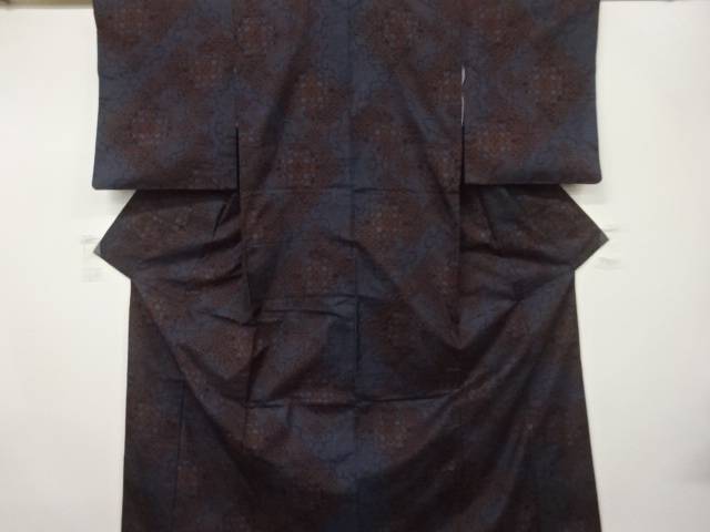 花唐草模様織出し本場泥大島紬着物（5マルキ）【中古】【着】｜Kimono-Shinei　２号店