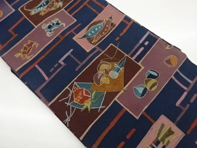 縮緬地金彩変わり横段に魚・蟹・野菜模様名古屋帯【中古】【着】【名古屋帯】