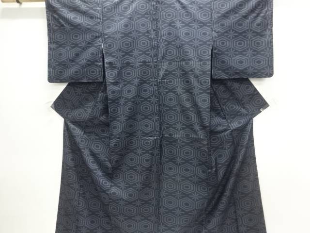 亀甲に花模様織出し本場泥大島紬着物（5マルキ）【中古】【着】【紬・お召し】