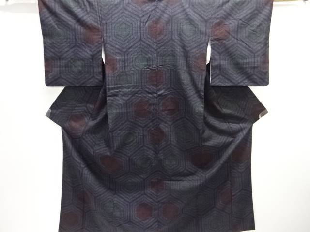 重要無形文化財本場結城紬80亀甲重ね亀甲模様織出し着物【中古】【着】【紬・お召し】｜Kimono-Shinei　２号店