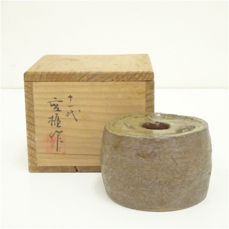 【中古】【茶道具】楽山焼 十一代 長岡住右衛門（空権）造 膜鳴楽器形蓋置（共箱）蓋置き 茶道 御先棒 茶道具 今めかしい 上部おき 茶器 抹茶 骨董 茶の葉 台 茶会 茶席 茶事 茶の湯 jtot 3月 春