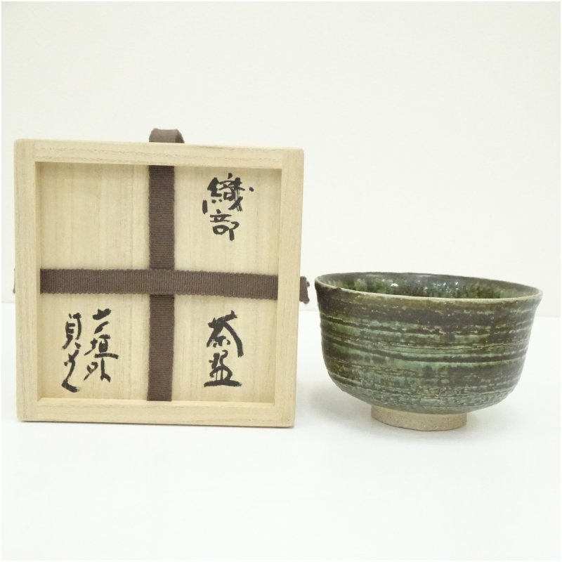 【中古】【茶道具】信楽焼 寺垣外窯 杉本貞光造 織部茶碗（共箱）茶道 抹茶 格好のいい 抹茶茶碗 抹茶碗 和食器 レトロ 茶器 骨董 茶わん 茶会 茶の湯 5月 11月 歳月 キッチン用品・食器・調理器具-茶道具・湯呑・急須-コーヒー・お茶用品