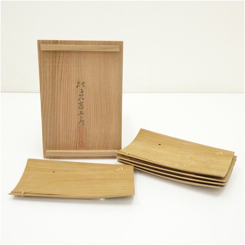 【中古】【木・竹工芸】万物の霊長国宝 生野祥雲斎取り締まる 比君亭細工場造  竹銘々皿5客（共箱）茶器 御菓子器 今めかしい 和菓子 干菓子 主御菓子 茶道 茶道具 茶の葉 小皿 骨董 茶会 抹茶 一皿