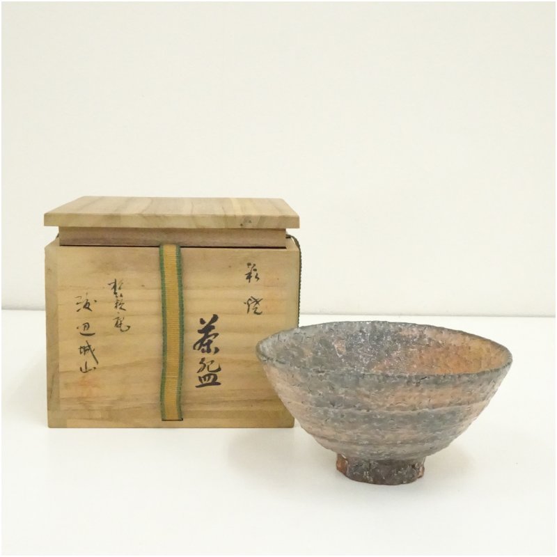 【中古】【茶道具】萩焼　城山窯　金子信彦造　茶碗（共箱）茶道 抹茶 おしゃれ 抹茶茶碗 抹茶碗 和食器 レトロ 茶器 骨董 茶わん 茶会 茶の湯