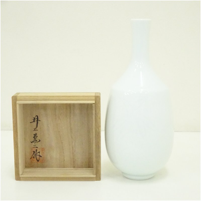 【中古】【華道】人間国宝　井上萬二造　白磁竹彫文小花瓶（共箱）花器 おしゃれ かわいい アンティーク フラワーベース 華道 華道具 茶道具 茶道 生花 花入れ 11月 12月 秋