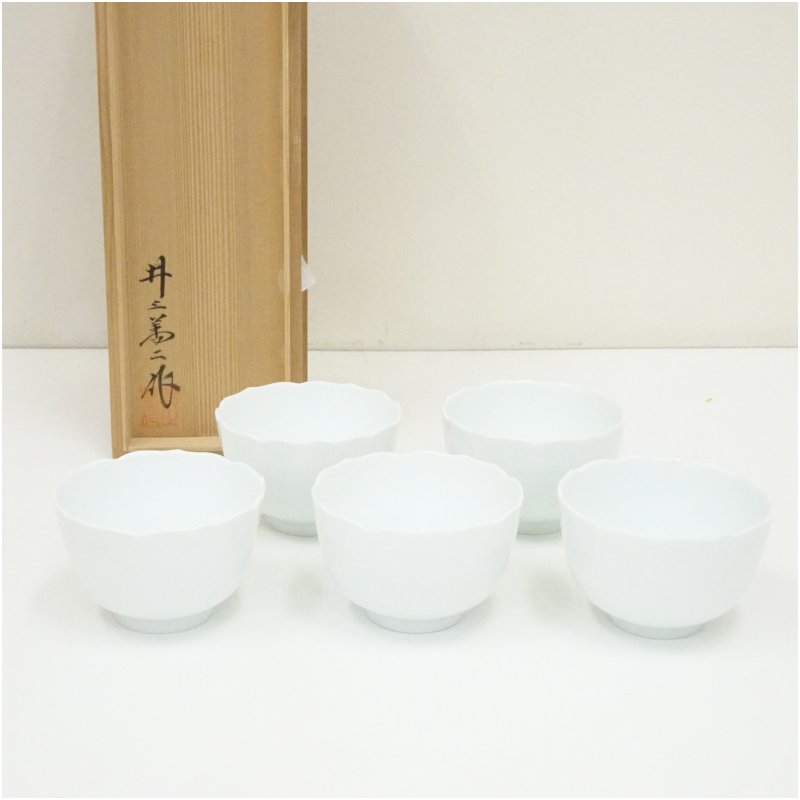 【中古】【大売り出し20%オフ】【陶器作り・瀬戸もの】万物の霊長国宝 井上萬二造 白磁彫文小鉢5客（共箱）和食器 食器 今めかしい 愛くるしい 器 一皿分の料理 和え物 赤ちょうちん 喫茶店 おつまみ 一皿分の料理 雑貨 取り鉢【最大限度100%尖んがりうしろ側】