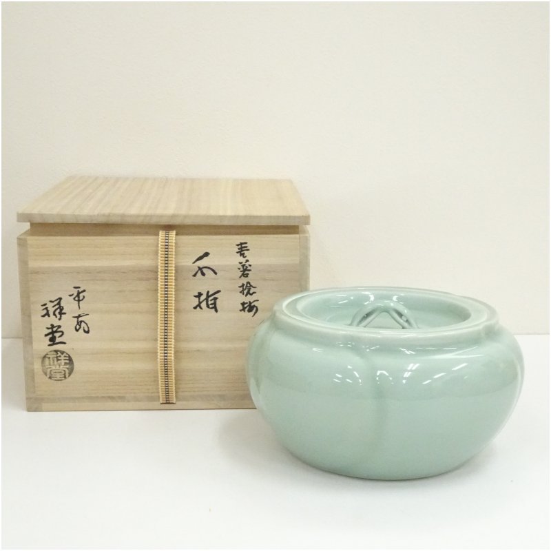 【中古】【茶道具】京焼　手塚祥堂造　青磁捻梅水指（共箱）水指し 茶道 茶道具 おしゃれ 水差し 抹茶 インテリア 茶器 水器 お茶 骨董 茶会 11月 秋｜茶道具・掛軸のショップつなぐ 9,100円