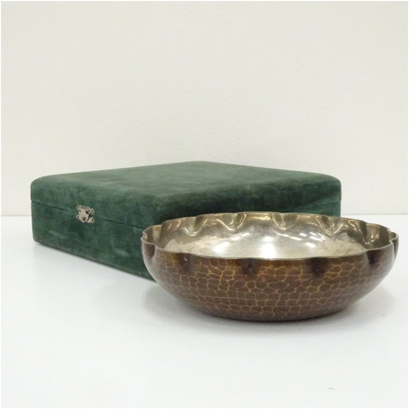 【中古】【茶道具】生駒製 銅槌目御菓子器（箱付）茶器 今めかしい 可愛らしい 和菓子 アンティーク レトロ 茶の葉 骨董 納める 御客さん 茶道 茶道具 ksk