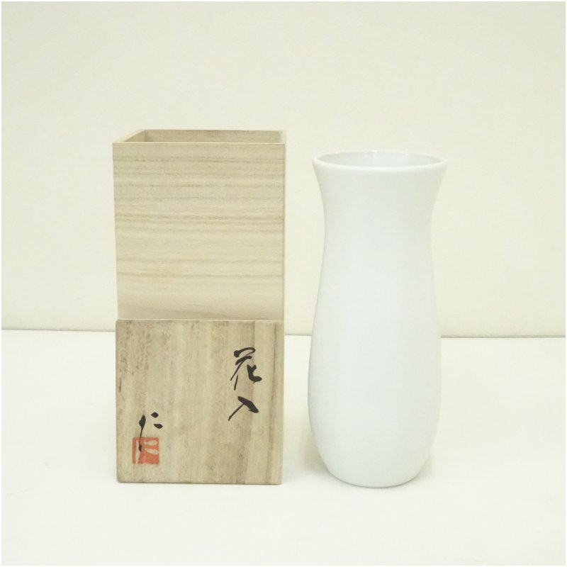 【中古】【陶器作り・瀬戸もの】永澤仁作造 白磁花入（共箱） 花入れ 茶道 茶道具 花立て 花器 格好のいい お花軍事基地 物の具 茶室 華道 華道具 室内装飾 hnir 12月 冬 インテリア・寝具・収納-インテリア小物・置物-花瓶