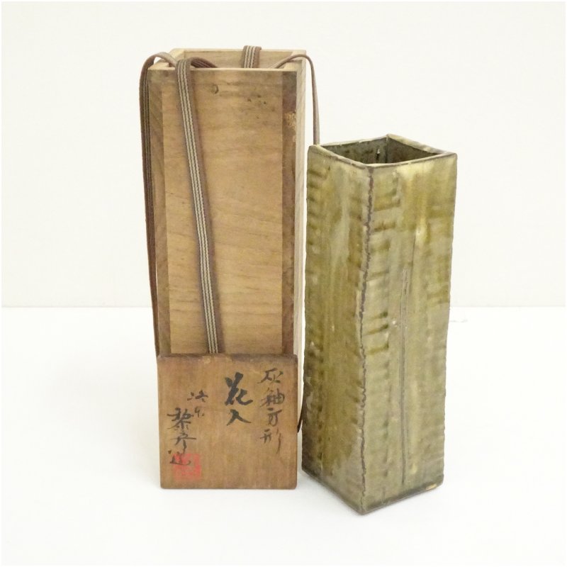 【中古】【華道】勝尾黎彦造　灰釉方形花入（共箱） 花入れ 茶道 茶道具 花瓶 花器 おしゃれ フラワーベース 道具 茶室 華道 華道具 インテリア hnir