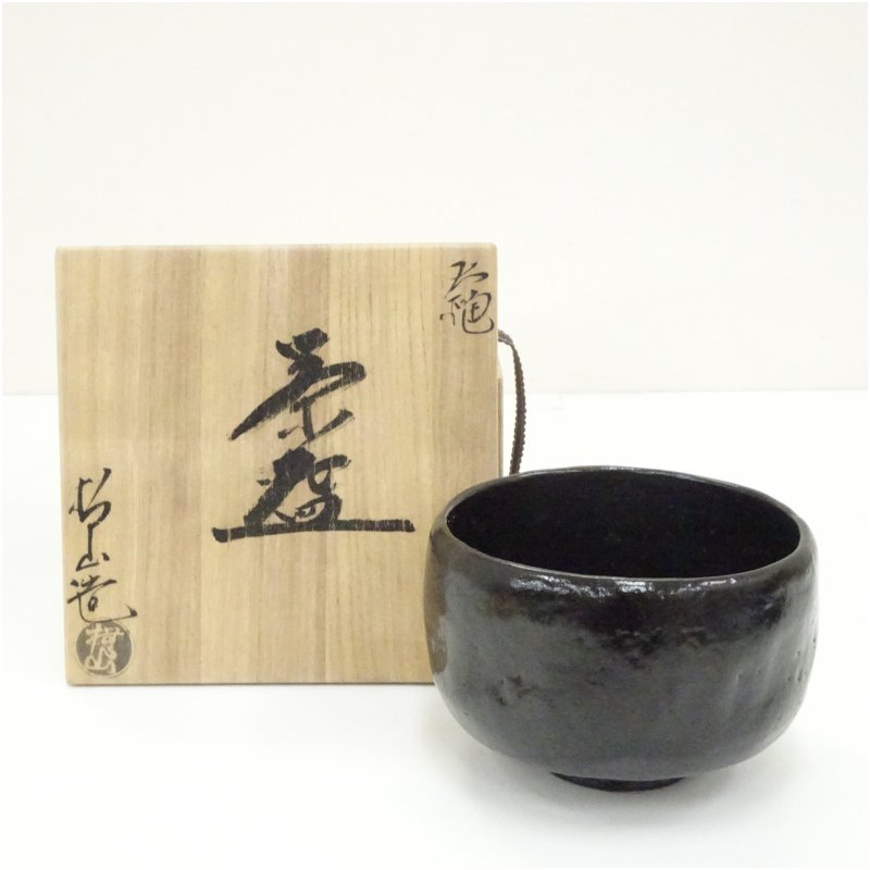 【中古】【茶道具】大樋焼　伊豆蔵撫山造　黒釉茶碗（共箱） 茶道 抹茶 おしゃれ 抹茶茶碗 抹茶碗 和食器 レトロ 茶器 骨董 茶わん 茶会 茶の湯