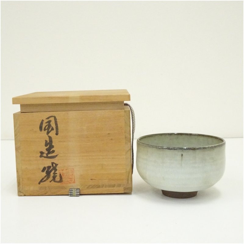 【中古】【茶道具】国造焼　灰釉茶碗（共箱） 茶道 抹茶 おしゃれ 抹茶茶碗 抹茶碗 和食器 レトロ 茶器 骨董 茶わん 茶会 茶の湯 jtot