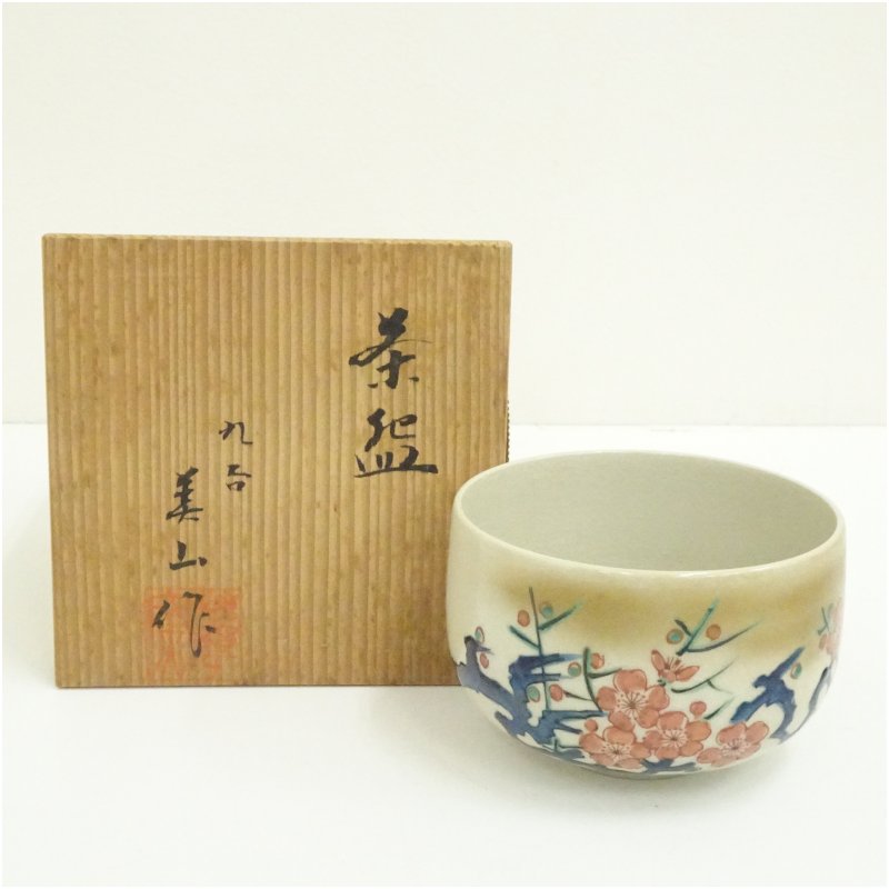 【中古】【茶道具】九谷焼　美山造　色絵梅茶碗（共箱） 茶道 抹茶 おしゃれ 抹茶茶碗 抹茶碗 和食器 レトロ 茶器 骨董 茶わん 茶会 茶の湯 2月 1月 冬