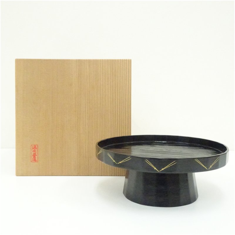 【中古】【大売り出し20%オフ】【塗師細工】岡本漆専堂造 漆塗松葉蒔絵高杯干菓子器（共箱） 茶器 今めかしい 愛くるしい 和菓子 アンティーク レトロ 茶の葉 骨董 納める お客さん 茶道 茶道具 ksk【最大限度100%尖んがりうしろ側】