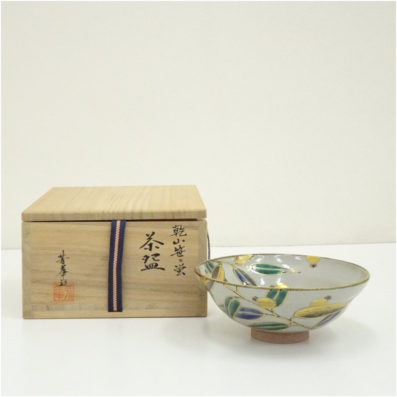 【中古】【茶道具】京焼　芳華造　乾山笹ニ蛍茶碗（共箱） 茶道 抹茶 おしゃれ 抹茶茶碗 抹茶碗 和食器 レトロ 茶器 骨董 茶わん 茶会 茶の湯 6月 夏