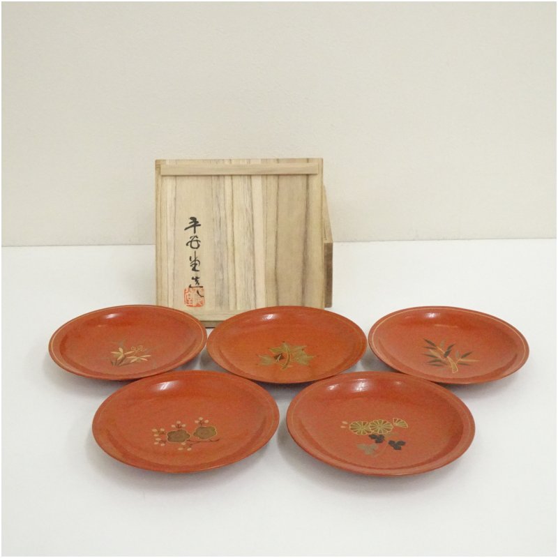 【中古】【塗師細工】長閑やかさ堂造 朱塗五君子銘々皿（共箱）  茶器 御菓子器 今めかしい 和菓子 干菓子 主御菓子 茶道 茶道具 茶の葉 小皿 骨董 茶会 抹茶 一皿