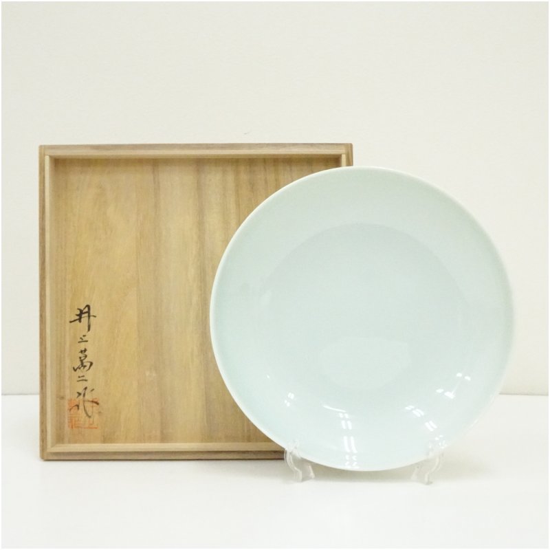 【中古】【大売り出し20%オフ】【陶器作り・瀬戸もの】万物の霊長国宝 井上萬二造 青白磁皿（共箱）  食器 今めかしい 愛くるしい 室内装飾 レトロ アンティーク 一皿 赤ちょうちん 喫茶店 和食 洋食【最大限度100%尖んがりうしろ側】