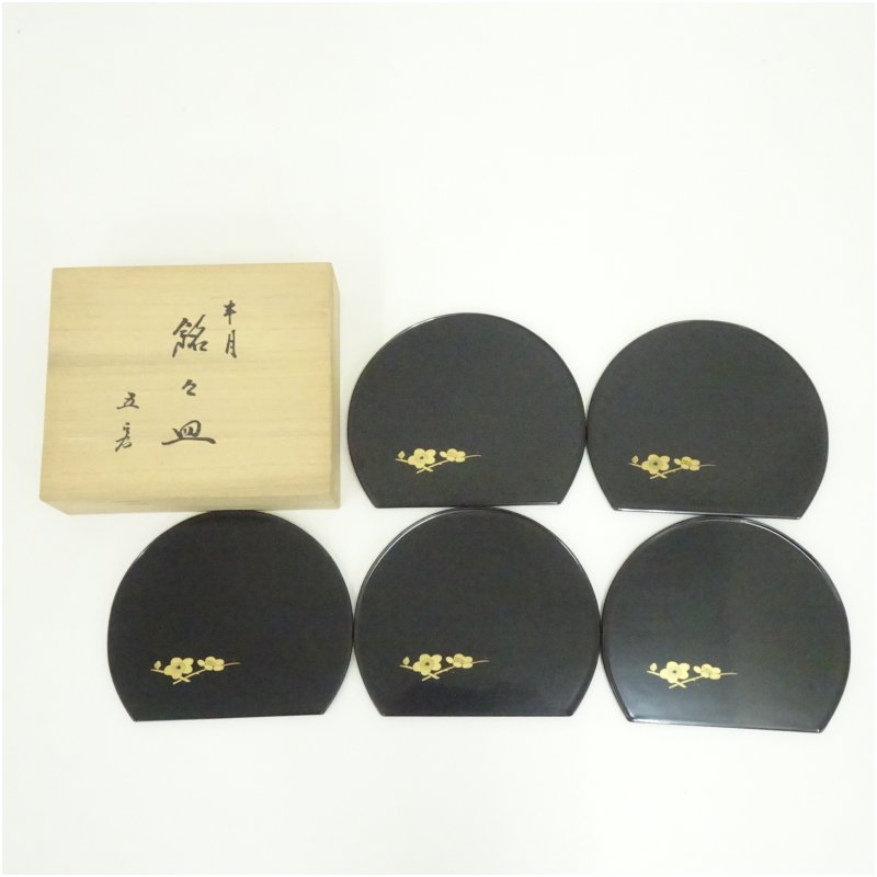 【中古】【漆器】米永造　梅蒔絵半月銘々皿5客（共箱） 茶器 菓子器 おしゃれ 和菓子 干菓子 主菓子 茶道 茶道具 お茶 小皿 骨董 茶会 抹茶 プレート 1月 9月 秋冬
