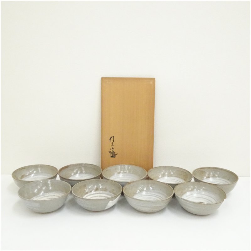【中古】【茶道具】加藤保美造　刷毛目数茶碗9客（共箱） 茶道 抹茶 おしゃれ 抹茶茶碗 抹茶碗 和食器 レトロ 茶器 骨董 茶わん 茶会 茶の湯 7月 夏