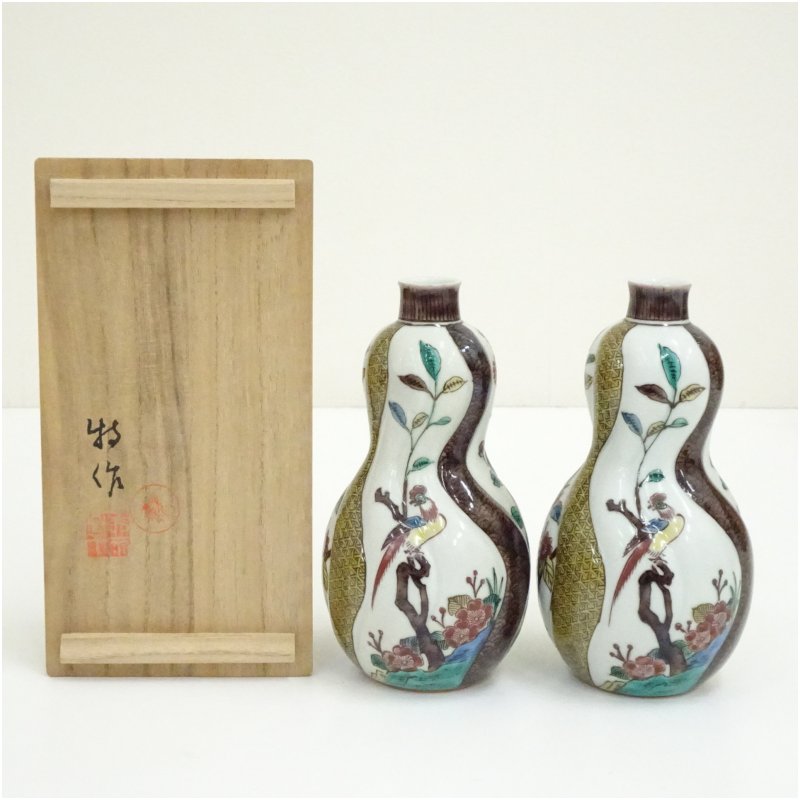 【中古】【陶芸・陶器】九谷焼　徳田八十吉造　捻瓢形徳利一対（保護箱） 酒器 おしゃれ かわいい 酒 日本酒 和食 懐石 骨董 とっくり インテリア 茶事 茶道 茶道具｜茶道具・掛軸のショップつなぐ 26,000円