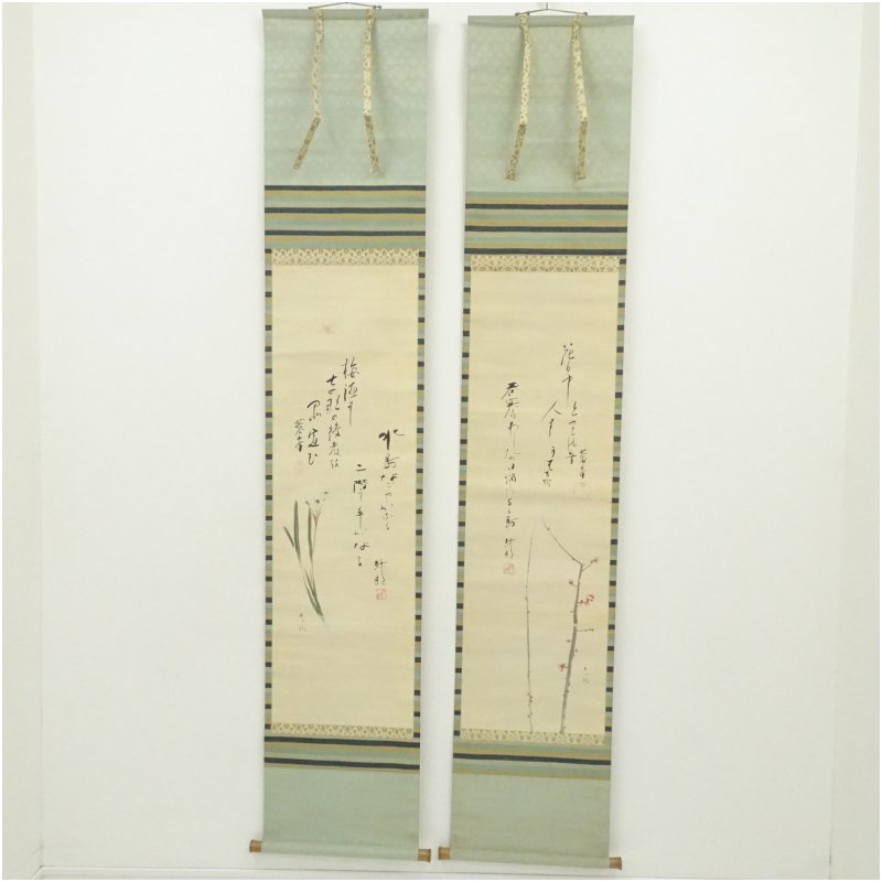 【中古】【書画】河合武雄筆　梅花・水仙　喜多村緑郎・伊井蓉峰筆　俳句　双幅　肉筆絹本掛軸（保護箱） 掛け軸 床の間 書 おしゃれ 絵画 表具 芸術 茶道 年中掛け インテリア 茶掛 掛物 和室 1月 冬