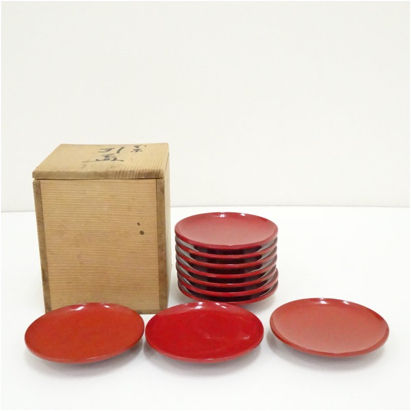 【中古】【漆器】朱漆塗引盃10客（共箱） 酒器 おしゃれ さかずき お酒 日本酒 料理 旅館 インテリア 骨董 和食器 料亭 居酒屋 来客