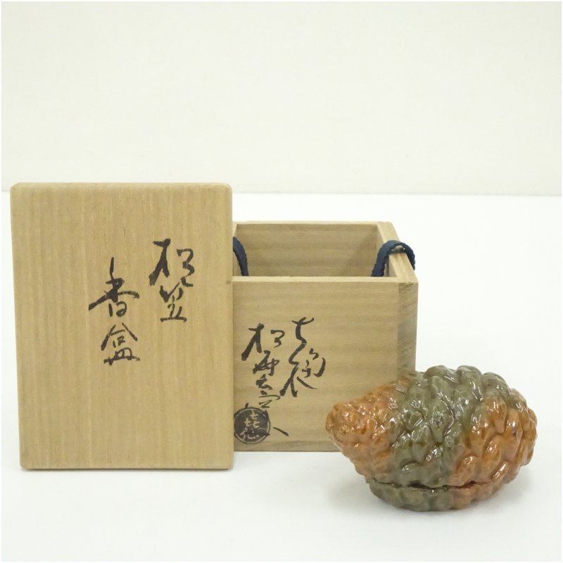 【中古】【香道】大樋焼 松雲窯 泉喜仙造 松ぼっくり香合（共箱）  茶道具 茶道 香道 香道具 今めかしい 愛くるしげ アンティーク 室内装飾 骨董 茶器 お香入れ 6月 夏