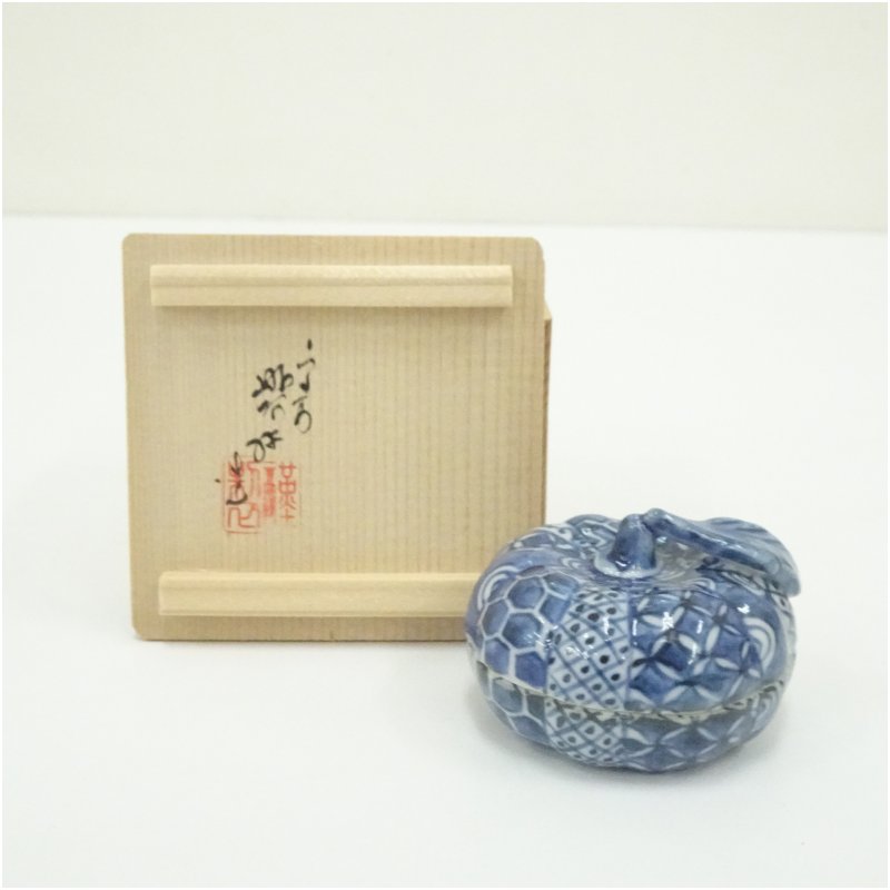 【中古】【香道】京焼 高野昭阿弥造 染付カンキツ類香合（共箱）  茶道具 茶道 香道 香道具 今めかしい 愛くるしげ アンティーク 室内装飾 骨董 茶器 お香入れ 1月 11月 12月 秋
