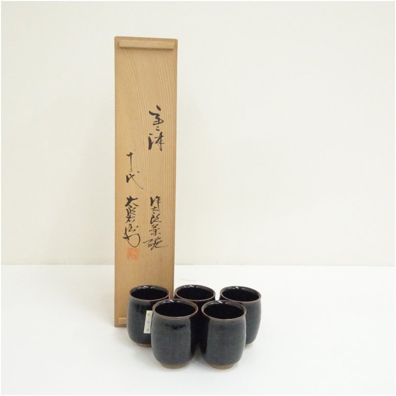 【中古】【大売り出し20%オフ】【陶器作り・瀬戸もの】唐津焼 十三代 中里太郎右衛門窯造 唐津作太郎茶碗（湯呑）5客（共箱）  茶道 抹茶 今めかしい 抹茶茶碗 抹茶碗 和食器 レトロ 茶器 骨董 茶わん 茶会 茶の湯【最大限度100%尖んがりうしろ側】
